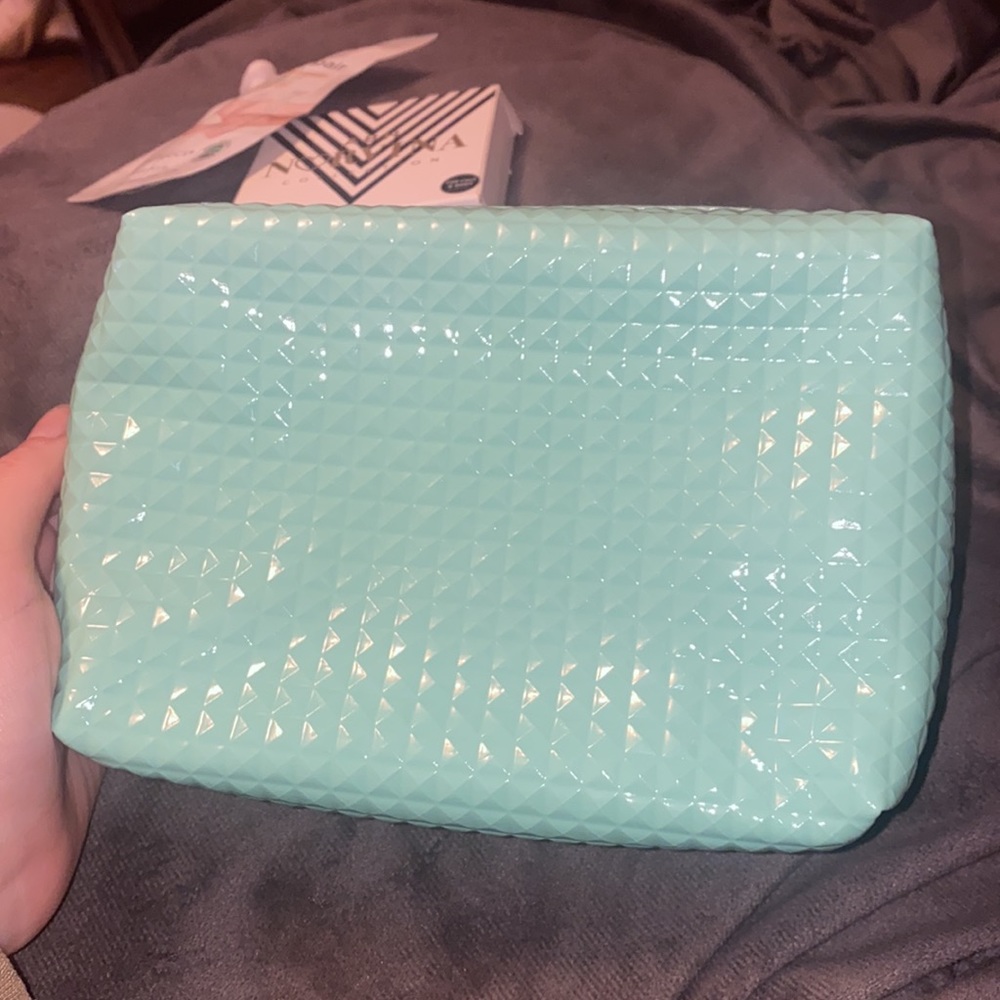 🪿Brand New 3 piece Makeup bundle! - Picture 7 of 8